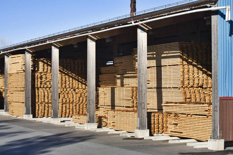 工厂,横图,室外,白天,建材,建筑,日光,堆叠,木制,材料,木板,木材,仓库,木柴,排列,工业,运输,摄影,建造,木料,叉车,货运,工业建筑,彩图,制造厂,生产工厂