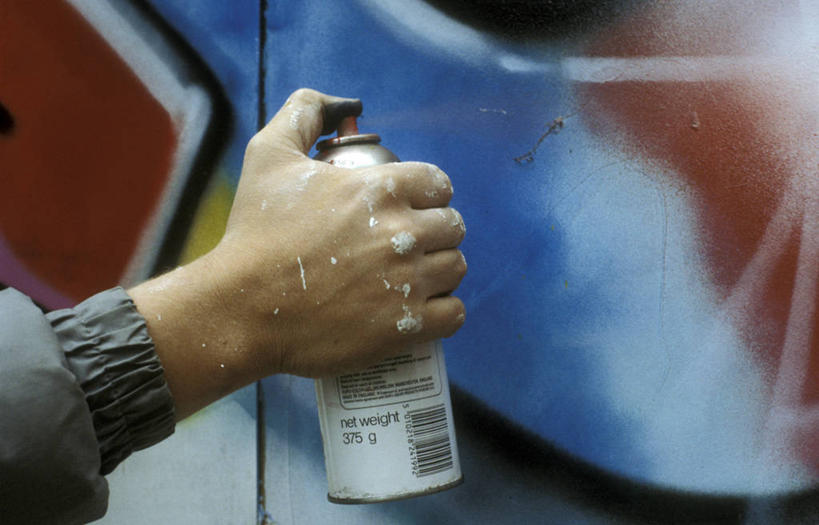 儿童,少年,成年人,手,横图,彩色,室外,特写,白天,喷,拿着,红色,蓝色,白色,摄影,喷漆,五颜六色,涂料,色彩斑斓,犯罪,青春期,手艺,五彩缤纷,五彩斑斓,五光十色,美术工艺,男孩,男人,男性,彩图