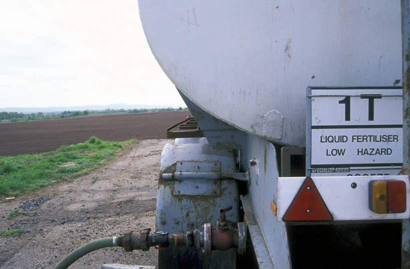 横图,室外,白天,旅游,度假,农业,美景,卡车,英国,环保,景观,田地,娱乐,背面,自然,拖车,享受,休闲,景色,放松,运输,摄影,能源,环境,污染,回收,资源,自然风光,北欧,利用,油罐车,低碳,欧洲文化,循环,持续,危险,彩图