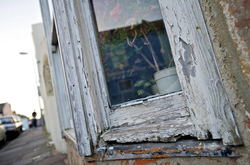 横图,室外,特写,白天,度假,窗户,英国,欧洲,废弃,海岸线,城镇,英格兰,摄影,报废,腐烂,废物,窗框,贫穷,西欧,剥落,北欧,房地产,丢弃,大不列颠,放弃,抛弃,大不列颠及北爱尔兰联合王国,大不列颠及爱尔兰联合王国,萨塞克斯,萨塞克斯郡,苏塞克斯,摈弃,破败,东萨塞克斯郡,木工,海滩,彩图,屏弃,损失,大不列颠王国,大英帝国,联合王国,日不落帝国,摈斥,摒除,居住区,社会问题,布赖顿