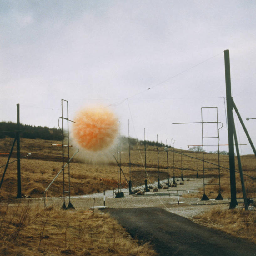 无人,方图,室外,白天,正面,热情,爆炸,实验,研发,植物,火,枯萎,研究,电力,科学,钢材,电缆,电线,火焰,支架,云,云朵,枯草,燃烧,云彩,电塔,草,黄色,蓝色,白云,蓝天,天空,天,能源,晴朗,支撑,科研,资源,化验,供电设备,检验,高压电塔,高压输电线,高压电线塔,高压塔,晴空,彩图,输电铁塔,输电塔