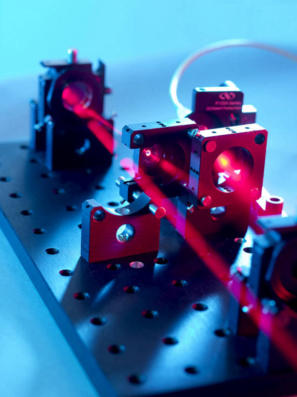 无人,竖图,俯视,室内,特写,白天,机器,激光,静物,阴影,蓝色背景,反射,辐射,发电机,影子,设备,红色,机械,能源,转换,镭射,彩图,高角度拍摄,莱塞