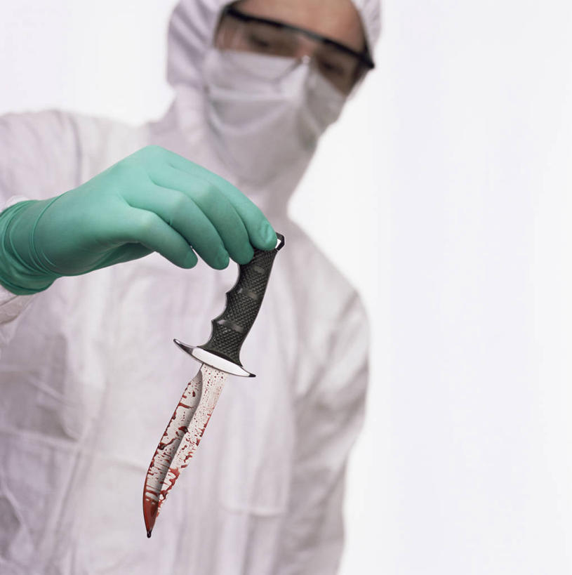 西方人,一个人,医生,站,竖图,室内,白天,白色背景,正面,工作服,制服,安全,竞争,欧洲,欧洲人,仅一个男性,仅一个人,仅一个中年男性,一把,对抗,握,服装,冲突,分离,眼镜,刀具,防护,过滤,拿,分开,拿着,注视,破坏,衣服,口罩,手套,刀,观察,看,站着,医护人员,医疗人员,隔断,武器,血液,战争,握着,遮掩,摄影,服饰,影棚,观看,护目镜,保护,隔离,损坏,察看,卫生,掩盖,遮挡,攻击,威胁,衣着,穿着,对立,关注,矛盾,净化,摄影棚,兵器,间隔,保险,预防,防御,遮盖,防尘,敌对,挫败,斗争,抗拒,抗衡,保全,周全,安稳,安定,凶器,杀伤,威慑,掩饰,断绝,隔开,屏蔽,屏绝,远离,中断,阻遏,阻隔,安全防护眼镜,工作制服,衣饰,法医,平安,危险,男人,男性,中年男性,白种人,大夫,站立,半身,彩图,影棚拍摄,工作套服,拍摄,一次性手套,仵作,匕首,防护眼镜