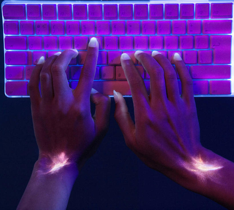 西方人,手,一个人,横图,俯视,室内,特写,白天,键盘,欧洲,欧洲人,双手,仅一个年轻女性,仅一个女性,仅一个人,敲打,输入,输入设备,通讯设备,打字,手部,点击,敲击,通信设备,紫外线,按键,年轻女性,女人,女性,白种人,半身,彩图,高角度拍摄,热射线,不可见光线,紫外,电磁波