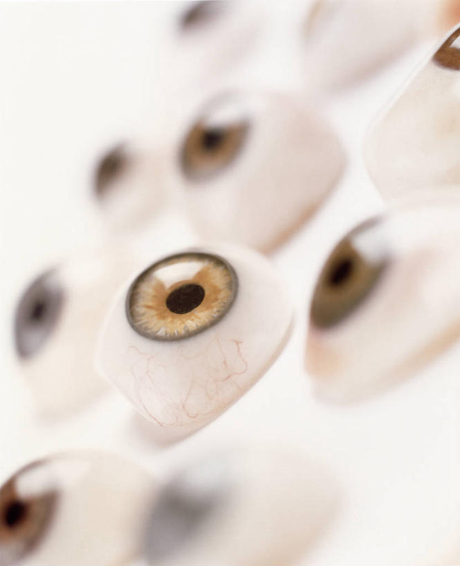 眼睛,无人,竖图,俯视,室内,特写,白天,静物,瞳孔,许多,阴影,朦胧,模糊,反射,工具,影子,很多,复健,康复,器械,眼部,医疗设备,医疗器械,医疗工具,假肢,义肢,辅助设备,眼,彩图,高角度拍摄,义眼