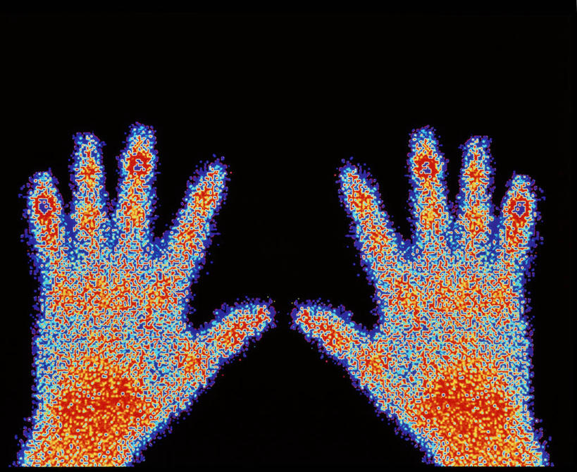 西方人,手,一个人,无人,横图,室内,特写,白天,正面,欧洲,欧洲人,双手,仅一个男性,仅一个人,黑色背景,仅一个年轻男性,手部,扫描,张开五指,男人,男性,年轻男性,白种人,半身,彩图,五指张开,闪烁扫描