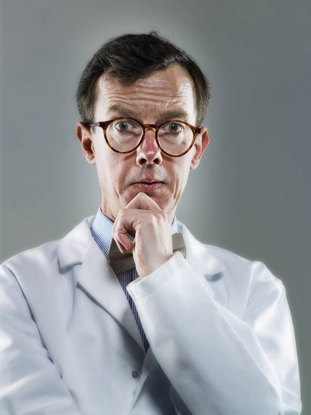 西方人,一个人,科学家,站,竖图,室内,白天,正面,欧洲,欧洲人,仅一个男性,仅一个人,仅一个中年男性,一副,撑,灰色背景,服装,眼镜,托腮,注视,衣服,白色,观察,看,托,站着,思考,摄影,服饰,影棚,观看,察看,衣着,科研人员,白大褂,穿着,关注,托下巴,摄影棚,研究者,近视眼镜,实验服,科学研究者,思虑,衣饰,化学家,单手托腮,男人,男性,中年男性,白种人,科学工作者,站立,半身,彩图,影棚拍摄,拍摄,实验衣