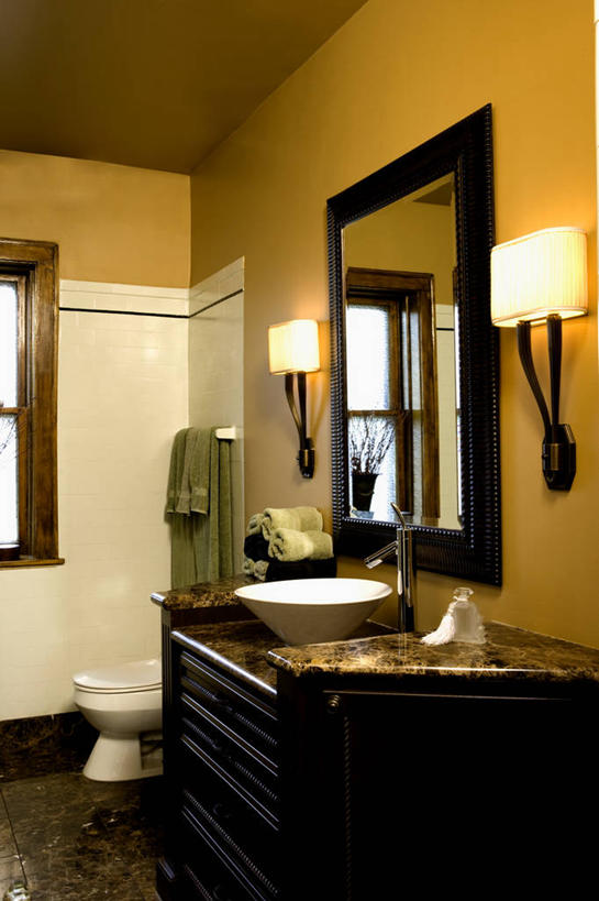 芥末,地板,镜子,浴室,瓷砖,洗手池,褐色,现代,黄色,黑色,花岗岩,明亮,厕所,当代