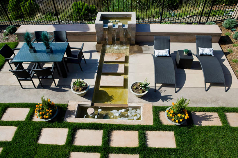 无人,横图,俯视,室外,白天,草坪,山脉,餐桌,家具,桌子,建筑,喷泉,日光,美国,地形,篱笆,院子,草,后背,北美,加利福尼亚,圣地牙哥市,高角度拍摄,当代