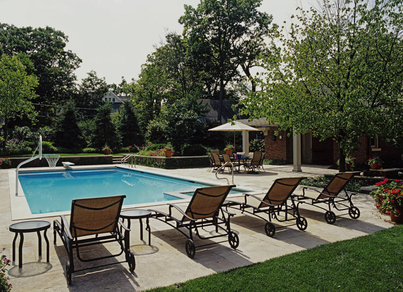 游泳,体育馆,游泳池,室外,重复,水,太阳,日光,篮球框,球袋,伞,砖,墙,水池,水面,院子,混凝土,泳池,花,树,蓝色,绿色,白色,夏天,休闲,鹅卵石,放松,灌木,游泳馆,天竺葵,跳板,私密,石灰石,休闲活动,景观设计