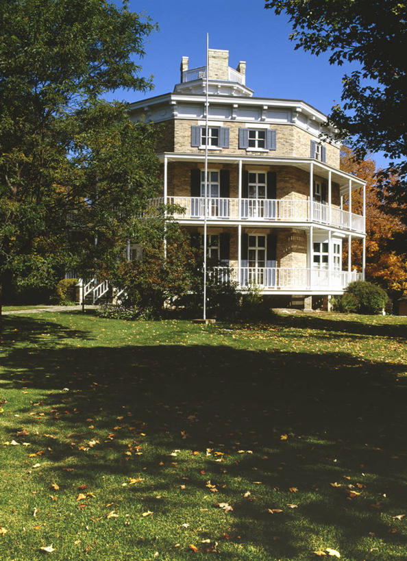 家,烟囱,草坪,建筑,日光,房屋,屋顶,树荫,树,季节,怀旧,秋天