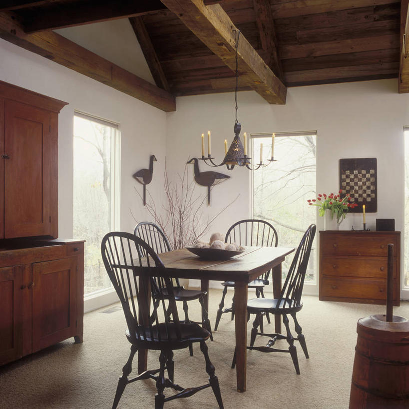 农场,吃,吃饭,窗户,地毯,郁金香,鹅,蜡烛,粗糙,会议,木制,水槽,烛光,烛台,饭厅,干净,红色,白色,灯具,奶油,古董,宁静,锡,毛糙,简单,水晶吊灯,忠诚,烟草,当代,粗拙