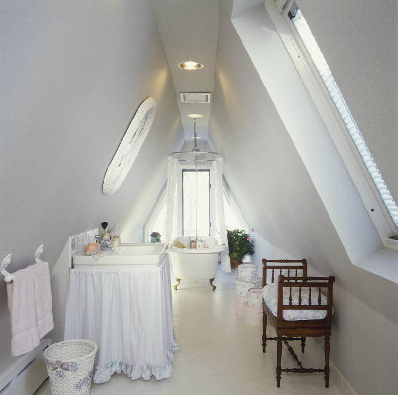 点心,裙子,窗户,窗帘,阁楼,镜子,浴室,淋浴,瓷砖,篮子,水槽,支架,长椅,光,食品,甜点,甜品,笼子,鸟笼,食物,糕点,粉色,白色,灯具,毛巾,甜食,百叶帘,宁静,简单,柳条,反射镜,软垫