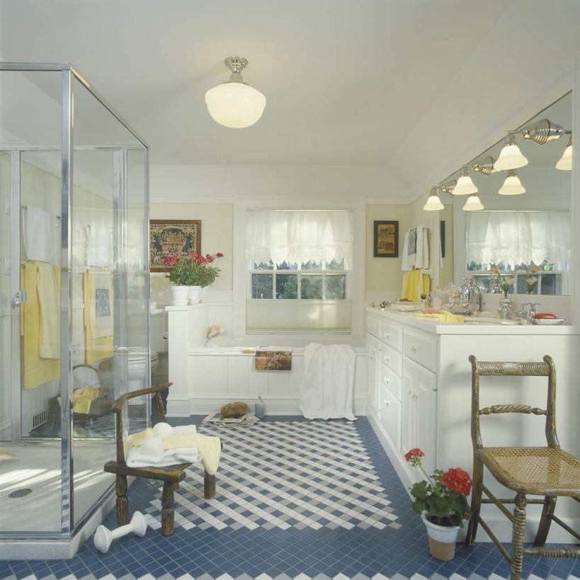 太阳,地板,镜子,天花板,浴室,椅子,日光,淋浴,瓷砖,砝码,水槽,水龙头,地面,浪漫,黄色,蓝色,白色,灯具,毛巾,碗,奶油,模具,宁静,明亮,涂料,反射镜,塑造