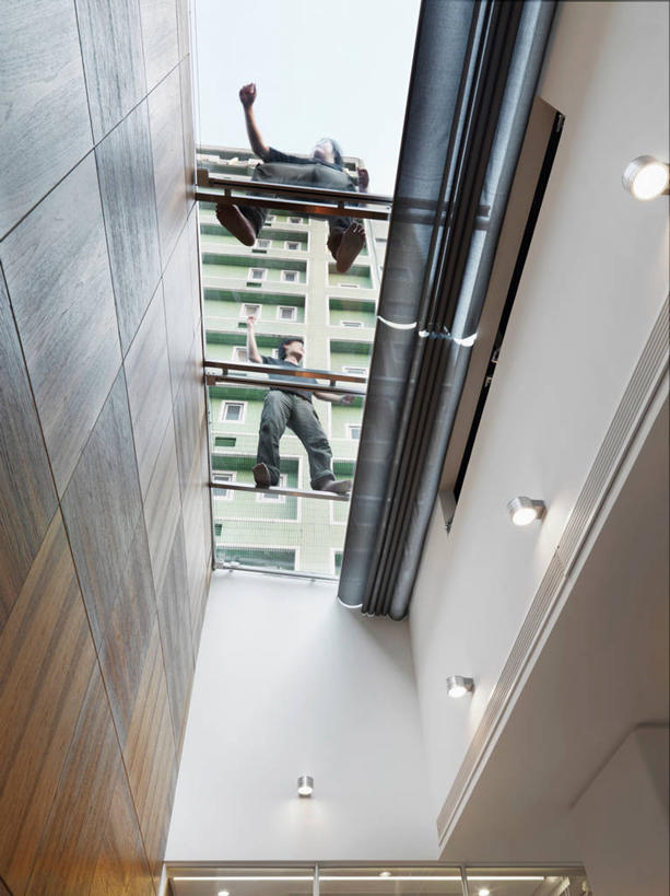 两个人,家,竖图,室内,白天,家具,镜子,沙发,桌子,建筑,椅子,台湾,日光,亚洲,装饰,房屋,光,皮革,茶几,干净,现代,座位,灯,花,装饰物,枕头,建造,双人沙发,台北,电视机,书,当代