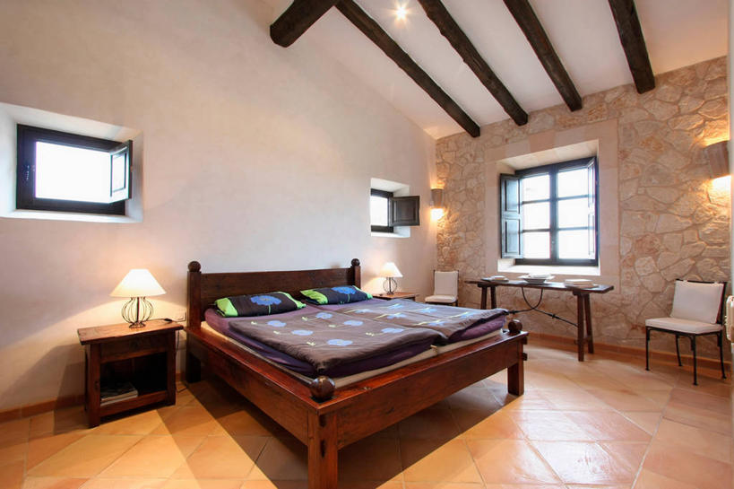 无人,家,横图,室内,白天,床,家具,卧室,建筑,日光,西班牙,欧洲,床上用品,石墙,枕头,建造,羽绒被