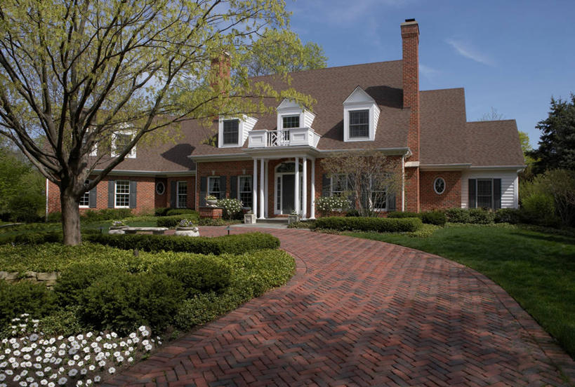 烟囱,草坪,车库,对称,砖,长椅,房屋,正门,车道,白色,矮牵牛花,门廊