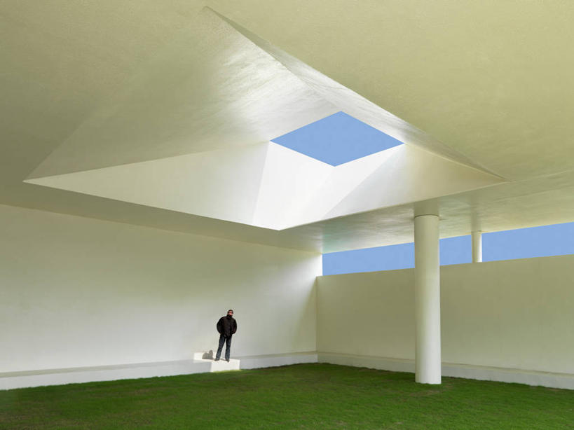 中年人,横图,室外,白天,留白,草坪,建筑,台湾,日光,亚洲,天窗,现代,草,建造,台北,设计,白色人种