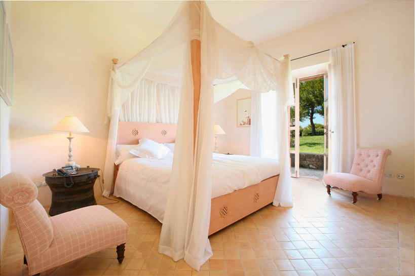 无人,家,横图,室内,白天,床,家具,卧室,建筑,椅子,日光,西班牙,欧洲,蚊帐,床上用品,座位,粉色,枕头,建造,羽绒被,四柱床