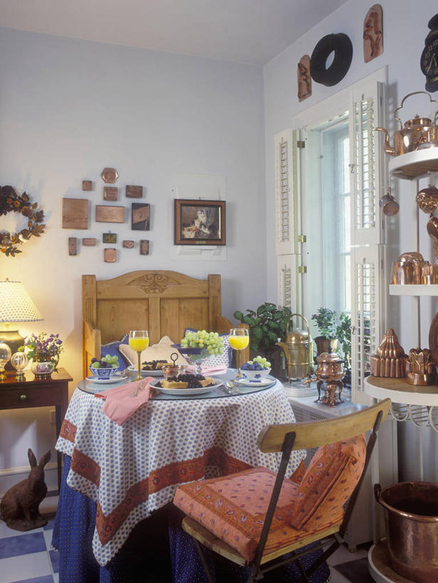 家,吃饭,早餐,友谊,别墅,厨房,窗户,桌子,静物,水果,椅子,圆形,花环,长椅,饭厅,房屋,屋子,公寓,食品,洋房,楼房,住宅,灯,桌布,红色,蓝色,白色,枕头,古董,舒适,铜,桔子汁,烧水壶,家兔,收集,软垫,松木,房子,伴侣