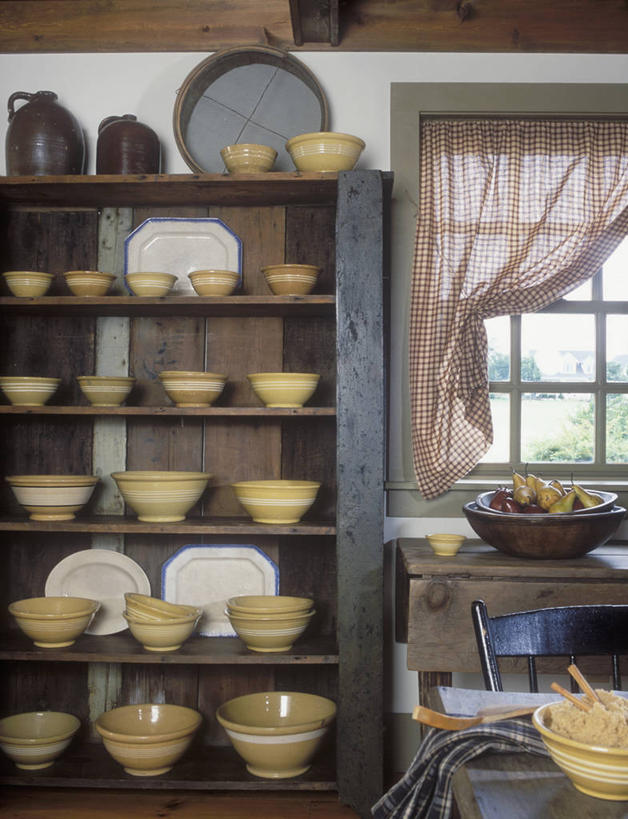 农场,竖图,厨房,窗户,木制,干净,黄色,蓝色,容器,碗,陶器,古董,储藏,协调,简单,储存,收集,贮存