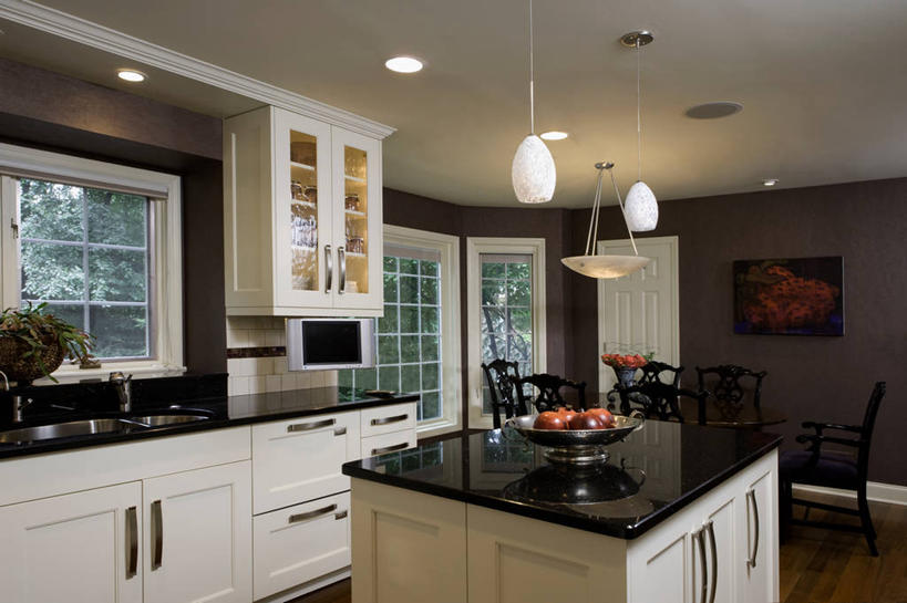 厨房,窗户,地板,茄子,不锈钢,瓷砖,红色,白色,黑色,灯具,碗,模具,洗碗机,电视机,塑造,厨房水槽