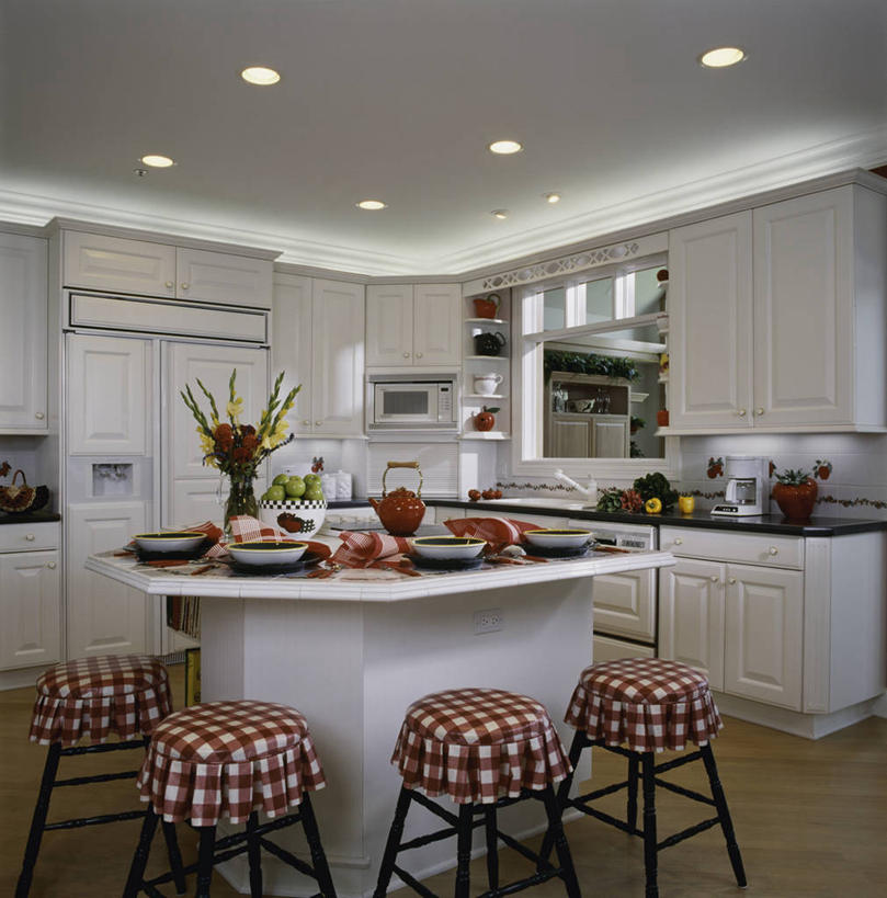 家,厨房,窗户,天花板,桌子,水果,一排,整齐,木制,烤炉,水槽,水龙头,冰箱,房屋,岛,食品,干净,排列,红色,白色,餐巾,茶壶,模具,微波炉,咖啡机,队列,塑造