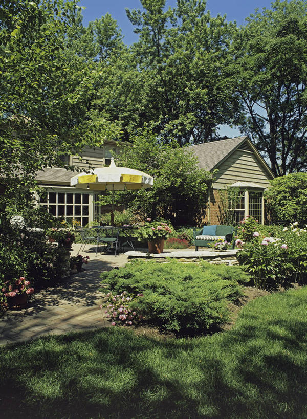 家,室外,白天,条纹,伞,房屋,院子,树荫,花,黄色,绿色,白色,夏天,放松,灌木,软垫