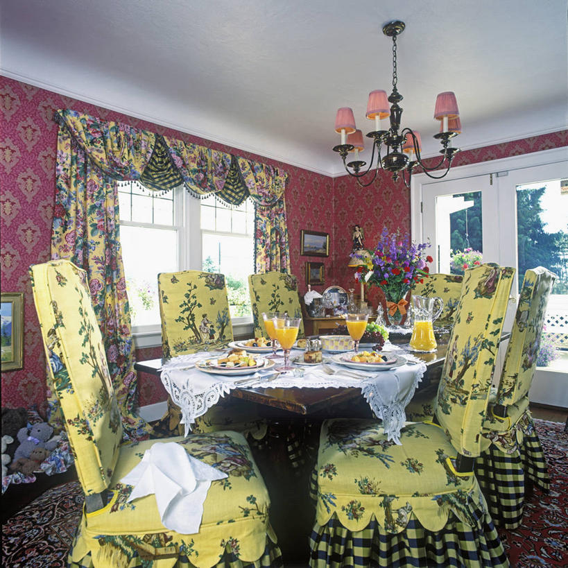 果汁,吃饭,早餐,壁纸,窗户,桌子,葡萄,水果,椅子,条纹,亚麻布,印刷,布料,眼镜,饭厅,树荫,布纹,桌布,粉色,黄色,红色,盘子,餐巾,灯具,台布,花束,毛绒玩具,桔子汁,忙碌,水晶吊灯,刘海,式样,餐桌布,时空