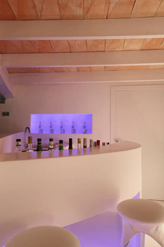 无人,网吧,家,酒吧,竖图,室内,夜晚,家具,建筑,西班牙,欧洲,干净,现代,紫色,白色,建造,照亮,当代