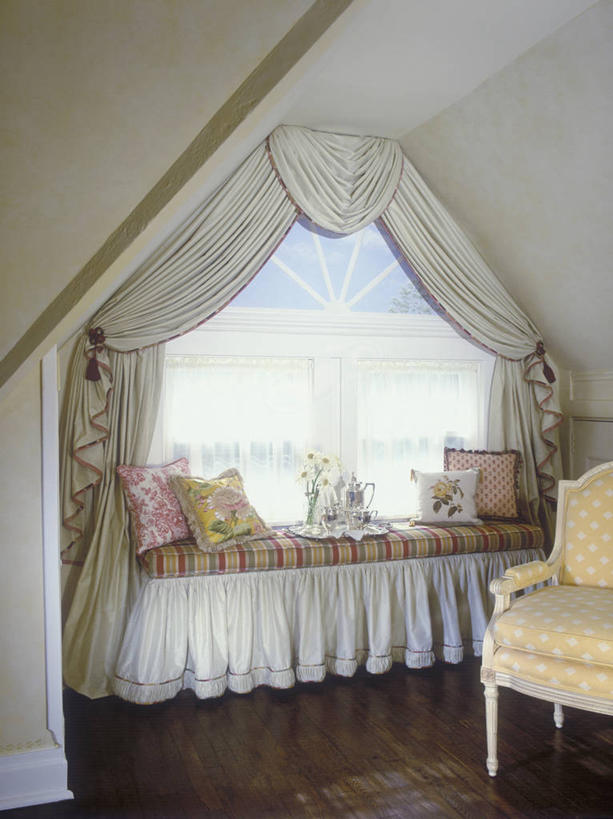 裙子,建材,窗户,窗帘,地板,阁楼,卧室,建筑,条纹,印刷,木制,材料,木板,木材,地面,木地板,木柴,雏菊,粉色,黄色,红色,枕头,米色,建造,木料,涂料,扶手椅,刘海,式样,硬木