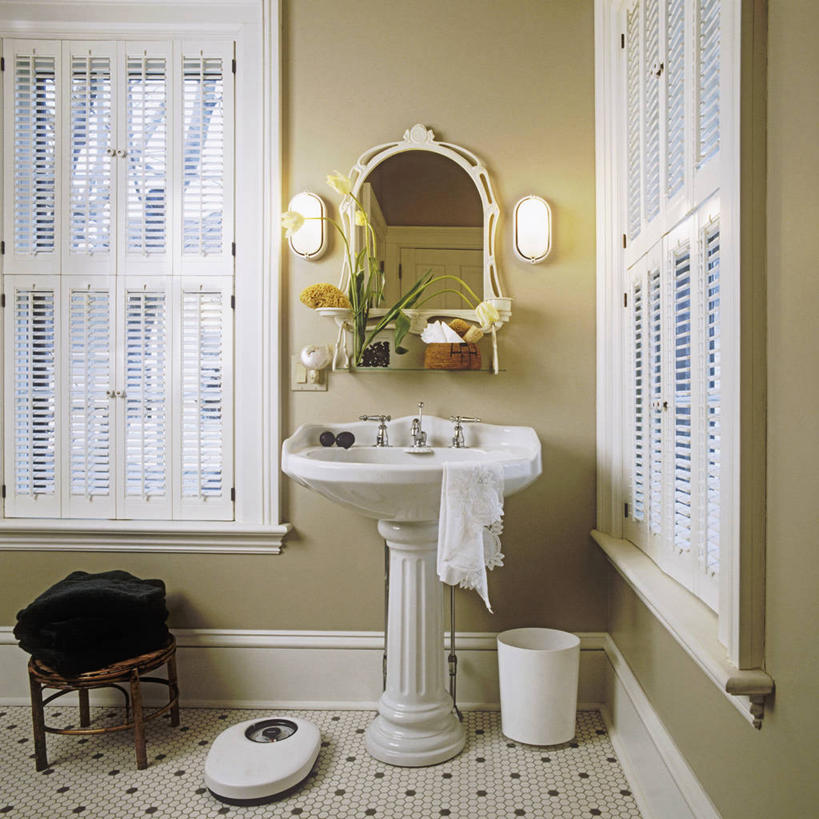 地板,镜子,浴室,郁金香,艺术,木制,瓷砖,水槽,光,插座,脚凳,陶瓷制品,地面,干净,现代,白色,毛巾,花束,米色,涂料,简单,着色,反射镜,底座,比例,当代