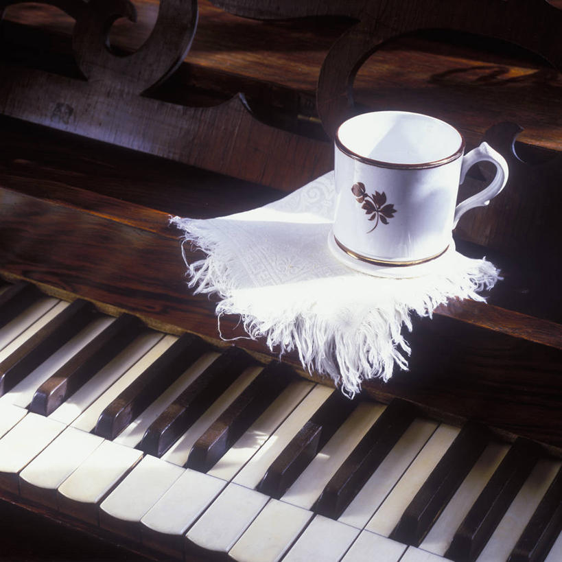友谊,象牙,钢琴,陶瓷制品,音乐,杯,英格兰,白色,餐巾,马克杯,奶油,古董,怀旧,高雅,记忆,梦想,刘海,收集,式样