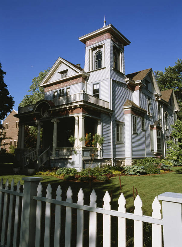 家,栏杆,草坪,阳台,建筑,日光,美国,阴影,房屋,屋顶,篱笆,拱门,围栏,护栏,绿色,白色,北美,北美洲,美洲,威斯康辛州,北亚美利加洲,亚美利加洲,威斯康星,威斯康星州,威斯康辛,权皮之州,獾穴之州,美洲獾之州,獾州,奶制品之州,密尔沃基,门廊,美利坚合众国