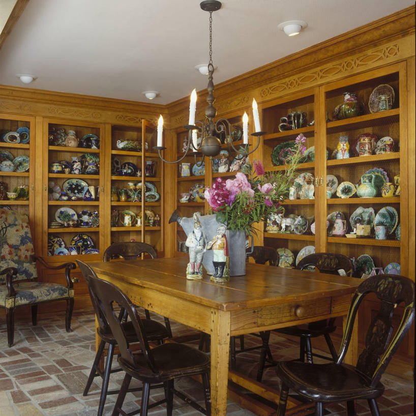 农场,吃饭,地板,桌子,椅子,抽屉,喷壶,饭厅,地面,英格兰,粉色,盘子,灯具,模具,古董,黄铜,蜡纸,水晶吊灯,收集,松木,塑造