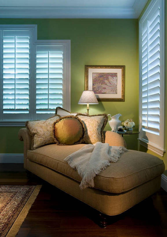 无人,家,竖图,室内,白天,建材,床,地板,家具,卧室,建筑,日光,美国,材料,木板,木材,角落,地面,床上用品,木地板,木柴,绿色,落地灯,枕头,百叶帘,建造,木料,北美,建筑材料,佛罗里达,硬木,森林别墅