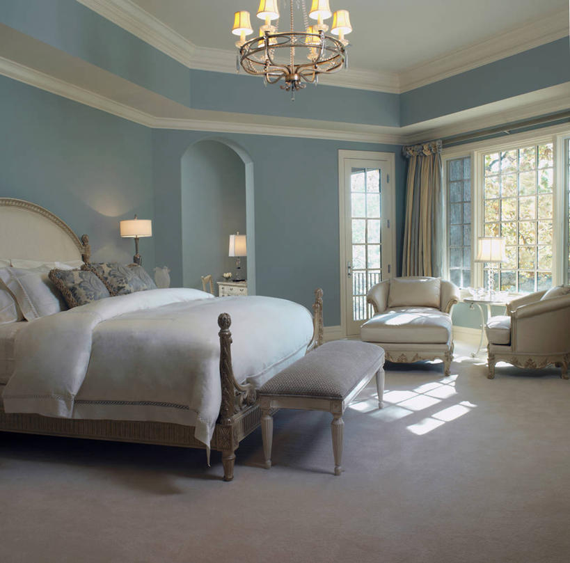 窗帘,地毯,卧室,长椅,床上用品,蓝色,白色,模具,羽绒被,水晶吊灯,塑造