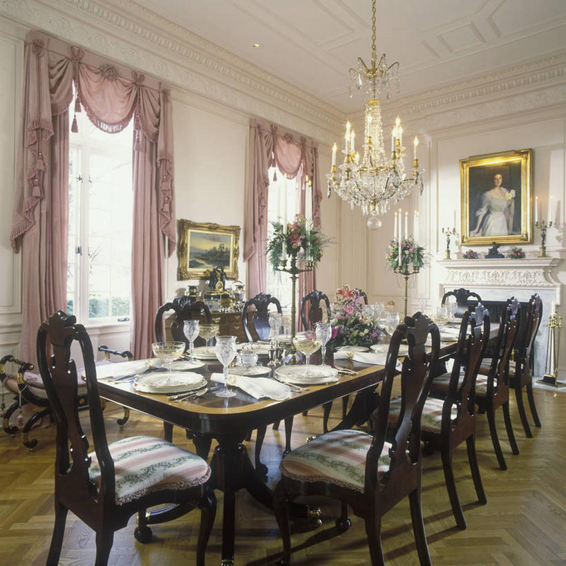 吃,吃饭,窗帘,地板,天花板,桌子,蜡烛,椅子,油画,条纹,艺术,会议,木制,烛光,烛台,长椅,饭厅,水晶,古典,流行,粉色,灯具,力量,高雅,风格,迷人,华贵,作画,水晶吊灯,忠诚,刘海,穗,勇气,时空,摄政风格