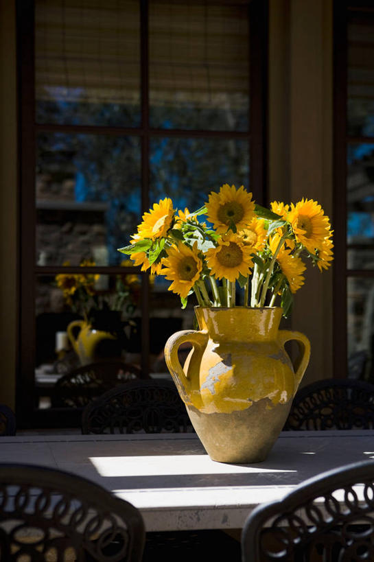 无人,竖图,室外,白天,桌子,向日葵,花瓶,日光,美国,装饰,花,装饰物,北美,加利福尼亚,当代