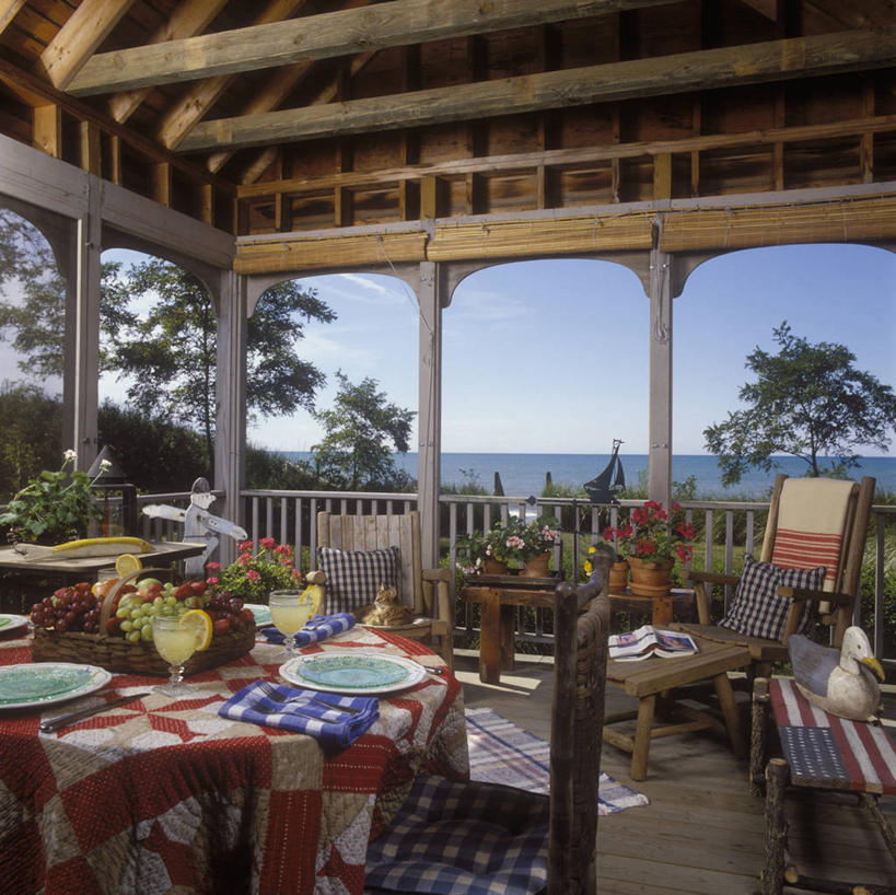 帆船,吃,室外,吃饭,湖,船,海鸥,柠檬,葡萄,水果,饭厅,柠檬水,桌布,花,风景,盘子,餐巾,枕头,交通工具,夏天,百叶帘,放松,读书,航海,天竺葵,载具,棉被,软垫,嫩枝,门廊