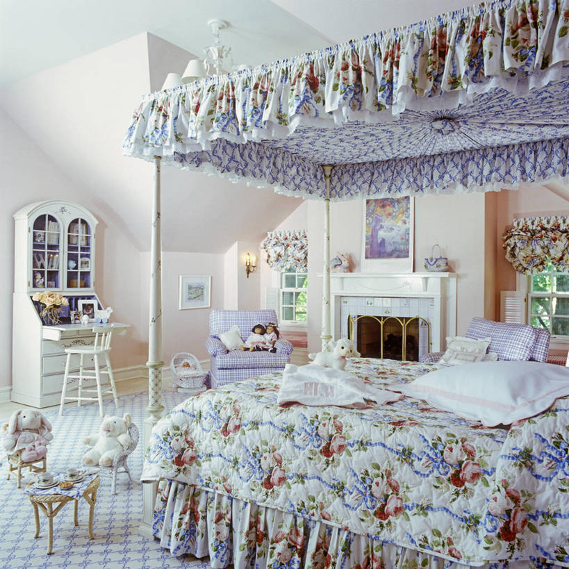 儿童,壁炉,窗户,床,地毯,卧室,熊,猪,玩具,椅子,油画,毯子,娃娃,床上用品,书桌,灯,粉色,蓝色,动物,枕头,毛绒玩具,涂料,扶手椅,苍白,女孩,茶杯