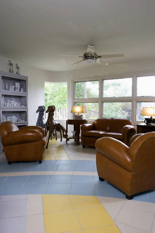 竖图,窗户,地板,雕塑,瓷砖,皮革,干净,黄色,白色,灰色,吊扇,起居室,收集,陈列柜,式样