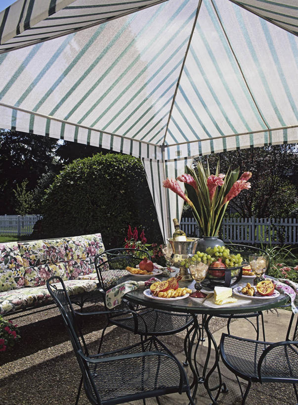 葡萄酒,室外,特写,太阳,日光,花纹,条纹,金属,帐篷,篱笆,院子,混凝土,食品,树荫,白色,凉亭,夏天,鹅卵石,击剑