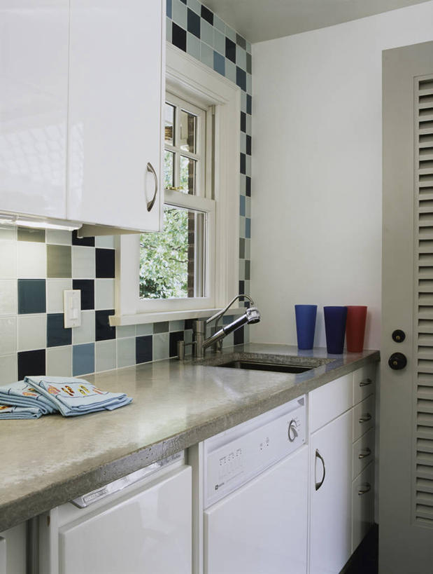 家,白天,厨房,窗户,柜子,一排,不锈钢,整齐,小的,木制,瓷砖,水槽,水龙头,眼镜,房屋,墙,混凝土,干净,排列,绿色,洗碗机,队列