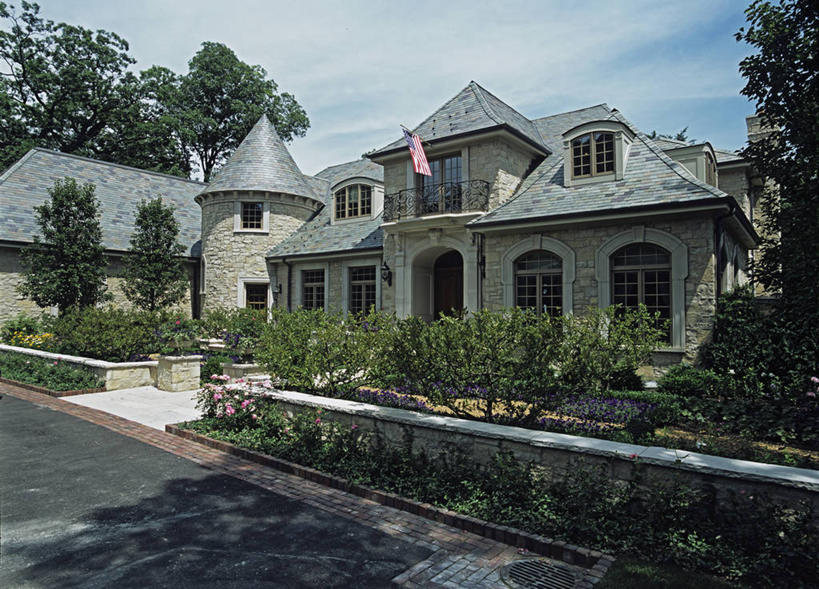 室外,白天,窗户,旗帜,砖,大门,车道,石墙,树,夏天,驾驶,力量,美国国旗,园林,华贵,爱国主义,石灰石