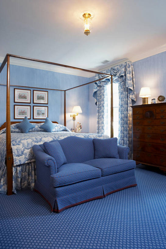 壁纸,地板,地毯,沙发,卧室,蓝色,灯具,模具,塑造