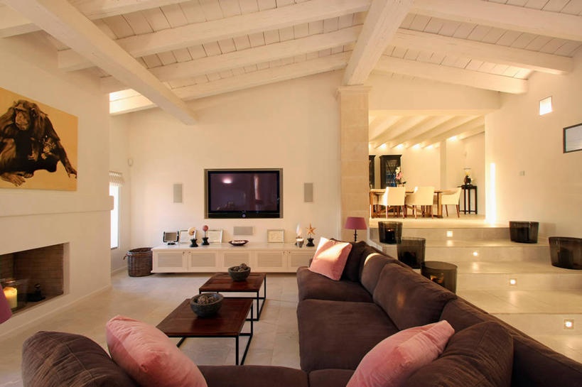 无人,家,横图,室内,白天,烟囱,壁炉,家具,沙发,建筑,日光,西班牙,欧洲,木制,褐色,茶几,粉色,建造,起居室,家庭影院,电视机