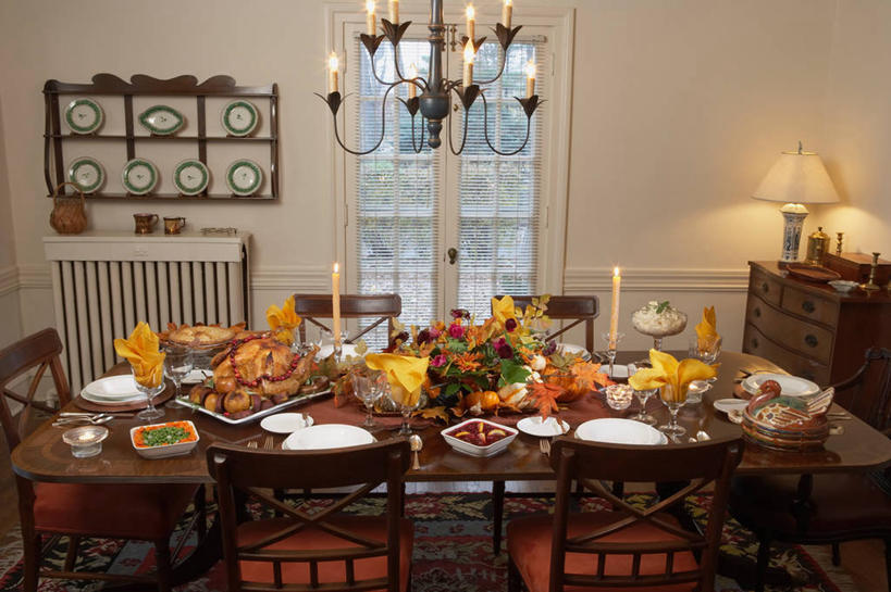 家庭,横图,晚餐,分享,餐桌,节日,饭厅,食品,古董,水晶吊灯,感恩节,散热器