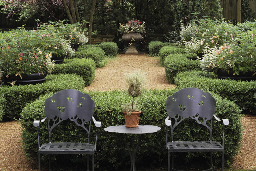 花园,花圃,家具,桌子,椅子,对称,金属,木制,砖,篱笆,院子,花,树,绿色,白色,橙色,鹅卵石,修指甲,粘土,沙砾,黄杨木,树篱,击剑,小花园,景观设计