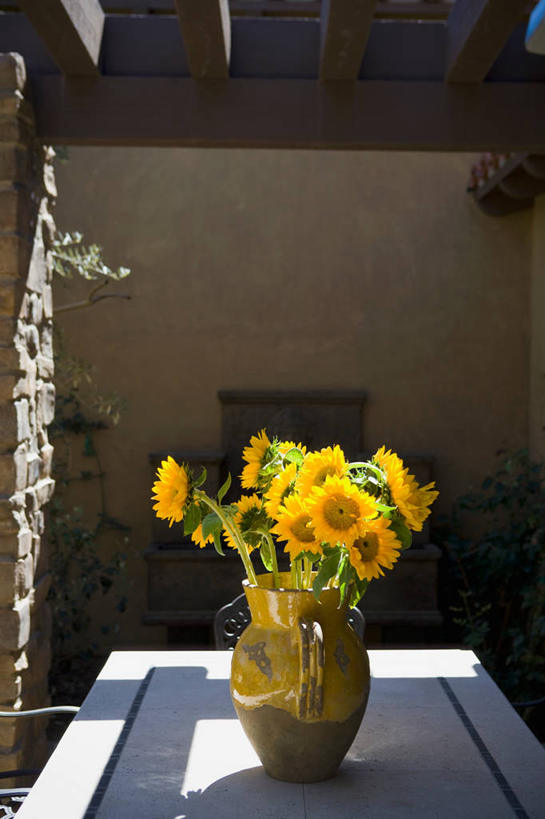 无人,竖图,室外,白天,桌子,向日葵,花瓶,日光,美国,装饰,花,装饰物,北美,加利福尼亚,当代